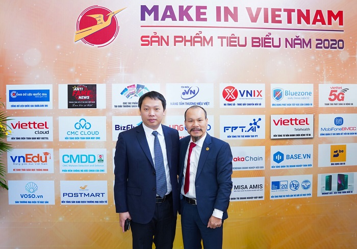 Chủ tịch HĐQT MISA Lữ Thành Long chụp hình cùng Thứ trưởng Bộ TT&TT Nguyễn Huy Dũng
