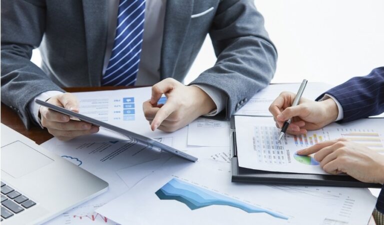 kế toán trưởng có quyền ký, đóng dấu như thế nào